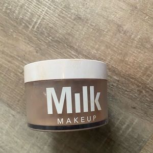 Milk blur and set setting powder in color translucent deep